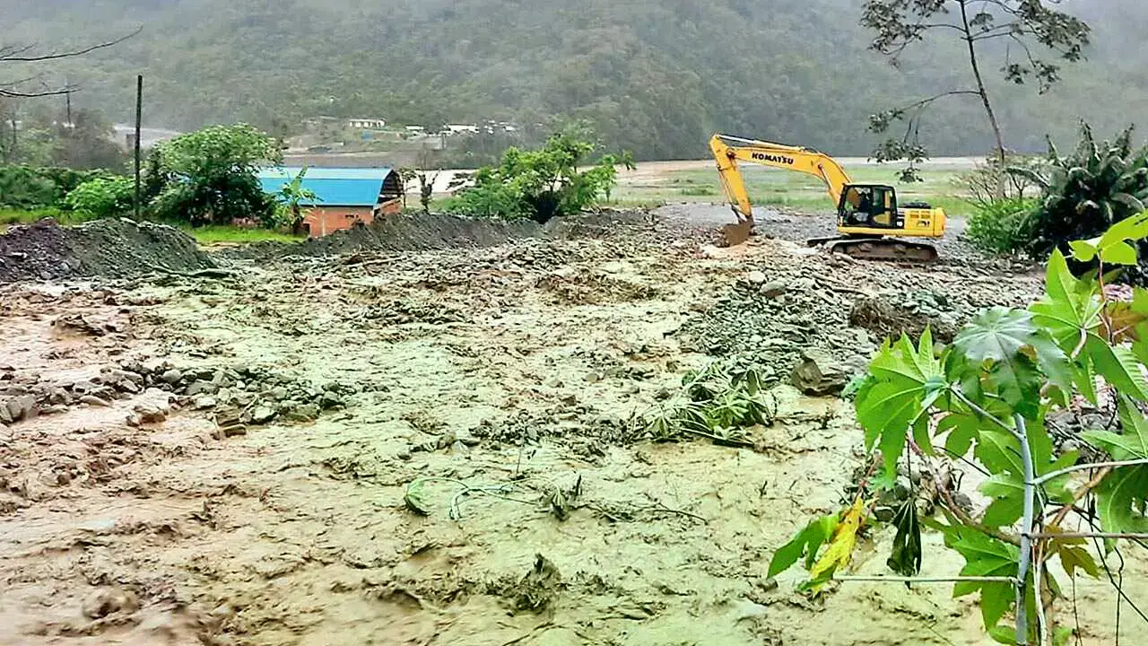 Viviendas y vehículos dañados por una riada