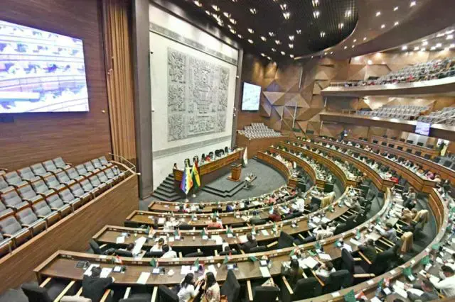 Los diputados reunidos en la maratónica sesión de este martes