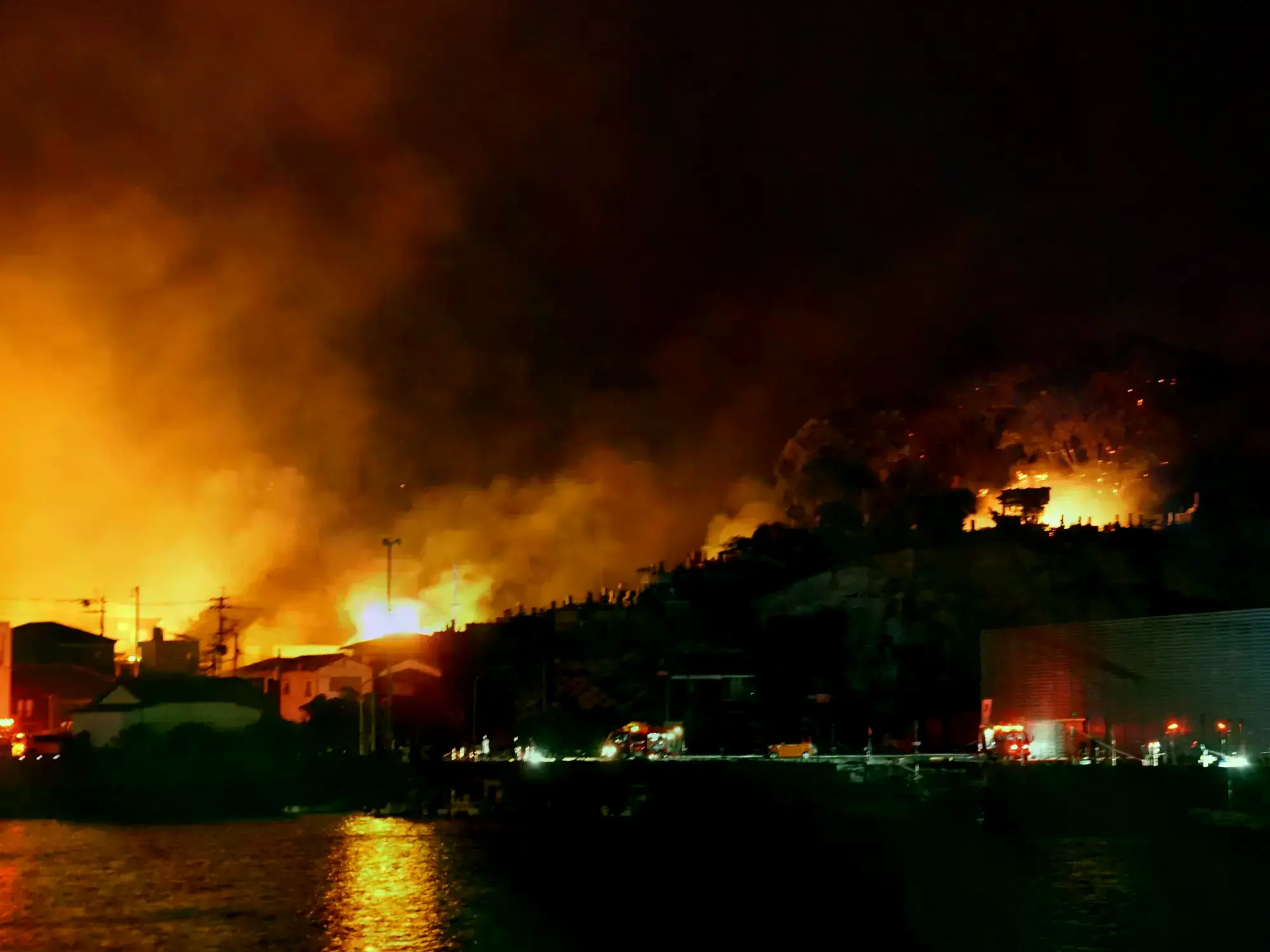 Incendio masivo en la ciudad de Oita, Japón