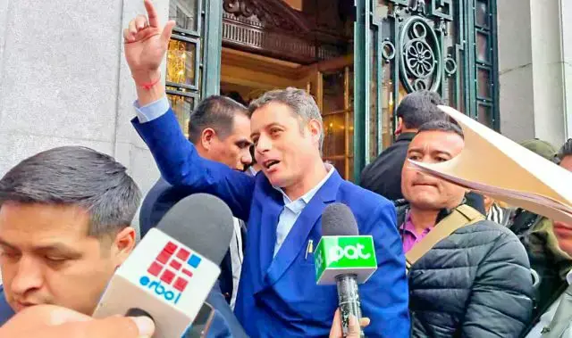 El vicepresidente Edmand Lara, este lunes, al ingresar a sus oficinas en La Paz.