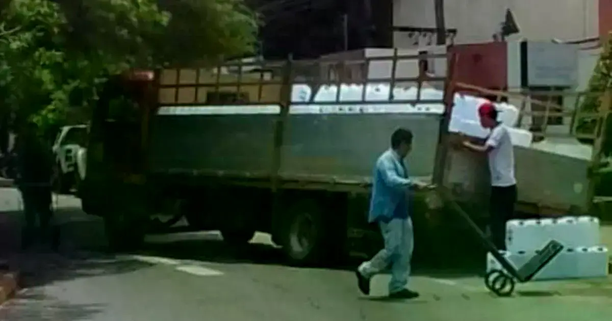 Camión varado por hundimiento de la calzada