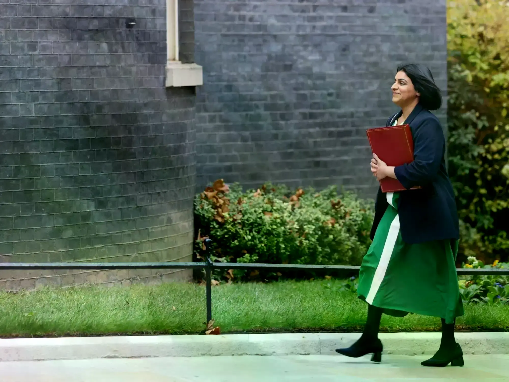 Shabana Mahmood, secretaria de Interior del Reino Unido, llega a una reunión de gabinete en Downing Street, Londres.