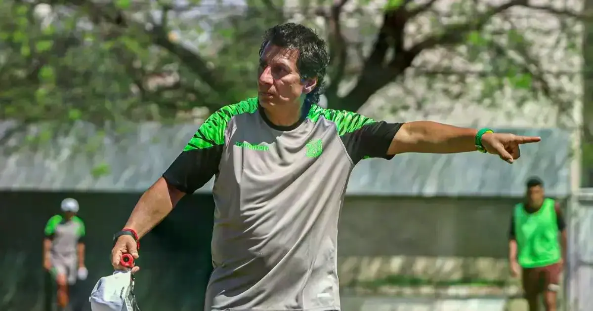 El estratega Álvaro Peña durante una práctica con el plantel refinero.