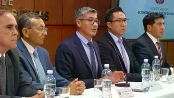 Ministro de Economía y Finanzas Públicas, José Gabriel Espinoza en el centro.