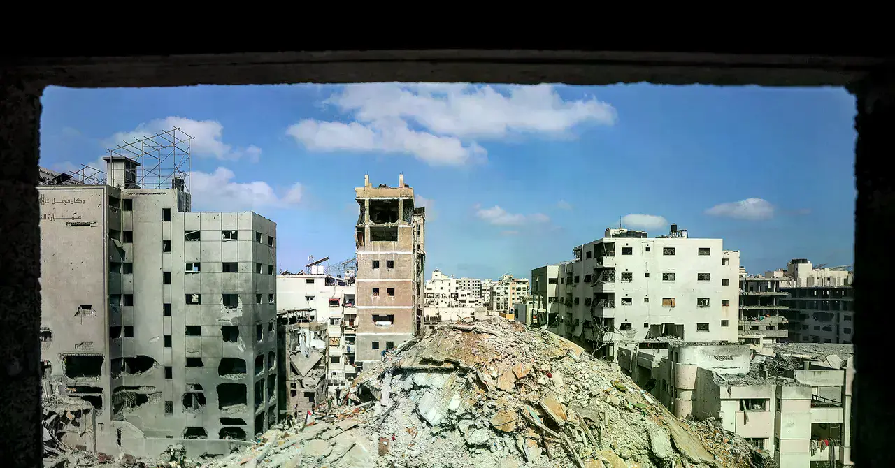 Un montón de escombros en el lugar de la Torre del Soldado Desconocido, destruida por un bombardeo israelí, en el vecindario