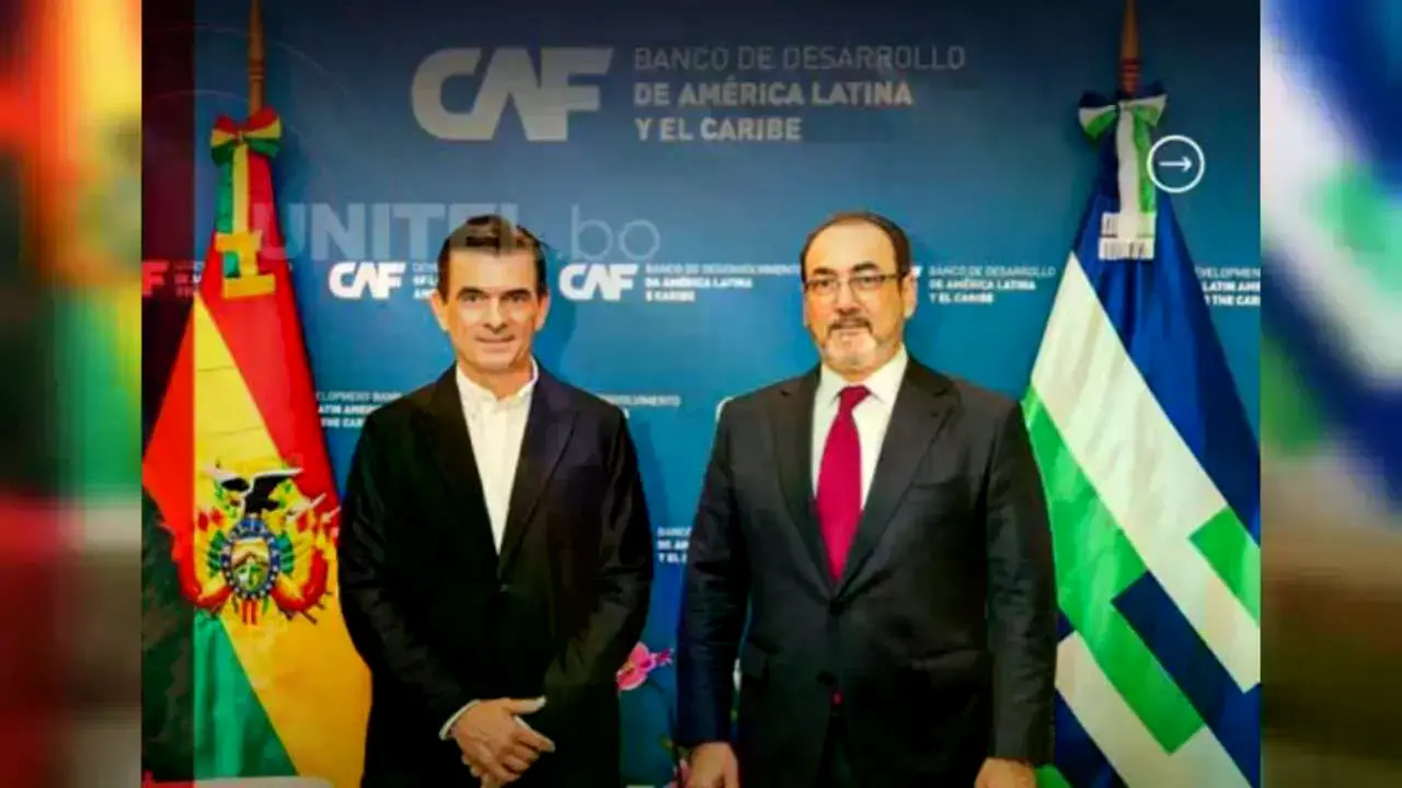 El presidente ejecutivo de CAF, Sergio Díaz Granados, y el presidente Rodrigo Paz.