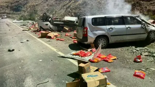 Los motorizados quedaron a un lado de la carretera tras la colisión.