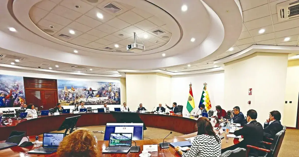 Rodrigo Paz dirige reunión ministerial en la Casa Grande del Pueblo