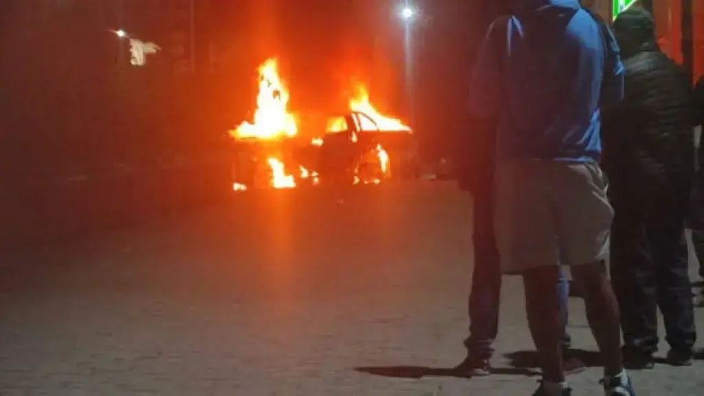 La imagen del momento en el que le prendieron fuego al vehículo implicado en el caso.