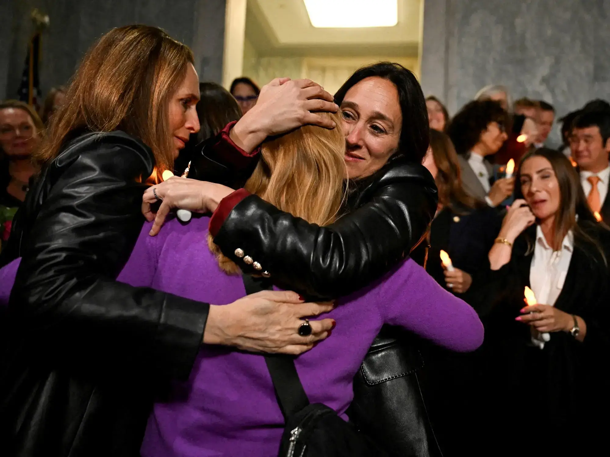 Dos mujeres celebran la aprobación de la ley para difundir los archivos de Epstein