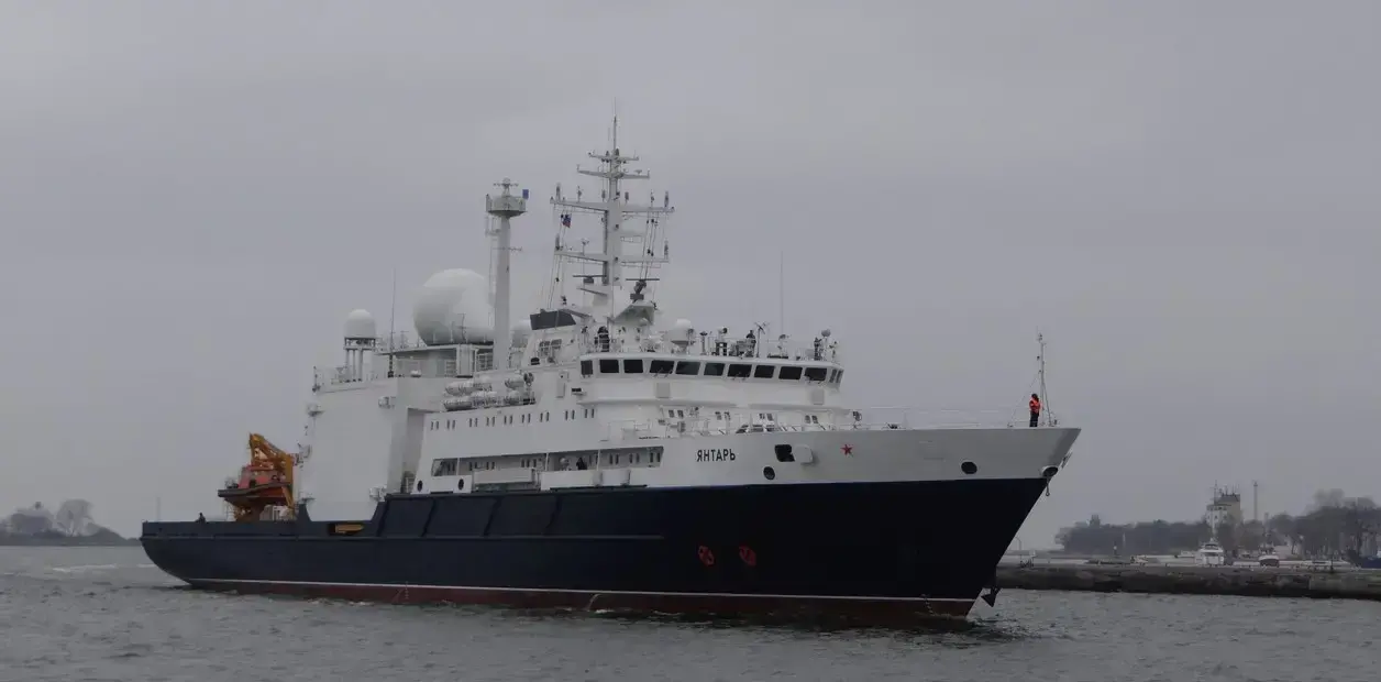 El buque ruso Yantar, en el puerto de Buenos Aires.