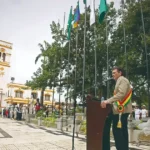 El presidente Rodrigo Paz ayer en Trinidad junto con un oficial de la Armada Boliviana.
