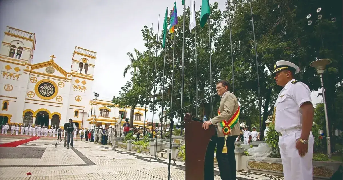 El presidente Rodrigo Paz ayer en Trinidad junto con un oficial de la Armada Boliviana.