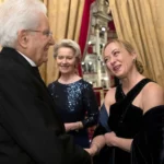El presidente de Italia Sergio Mattarella saluda a la primera ministro, Giorgia Meloni, en la Scala de Milán.