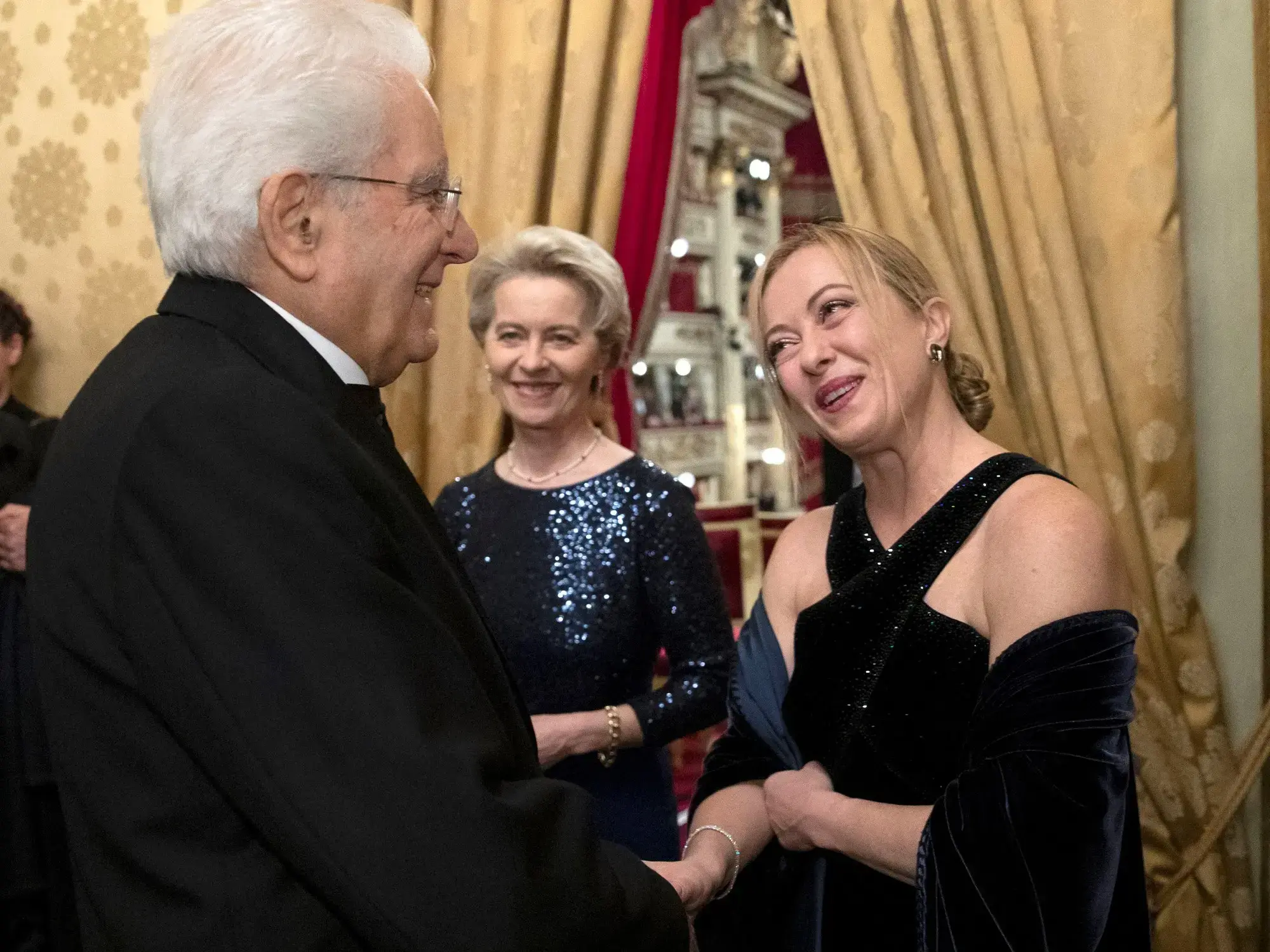 El presidente de Italia Sergio Mattarella saluda a la primera ministro, Giorgia Meloni, en la Scala de Milán.