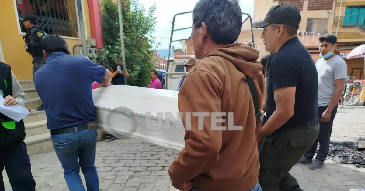 Familiares trasladan los restos de la adolescente asesinada en los Yungas.
