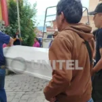 Familiares trasladan los restos de la adolescente asesinada en los Yungas