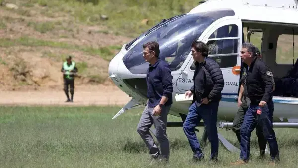Presidente Rodrigo Paz, aterrizando en Samaipata.
