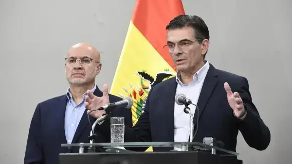 El presidente Rodrigo Paz junto a su ministro José Luis Lupo.