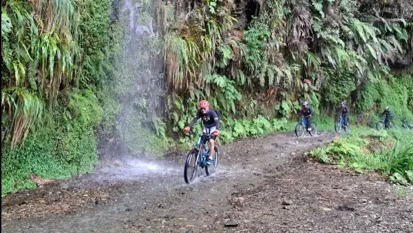 Representantes de Prometa y del Sernap muestran el convenio público privado que firmaron con las operadoras de biking.