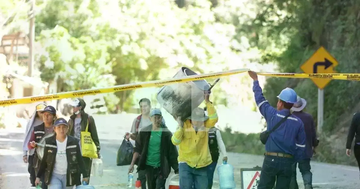 Personas varadas en la carretera antigua Santa Cruz - Cochabamba