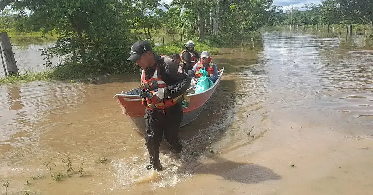 Equipos de rescate recorren las zonas anegadas
