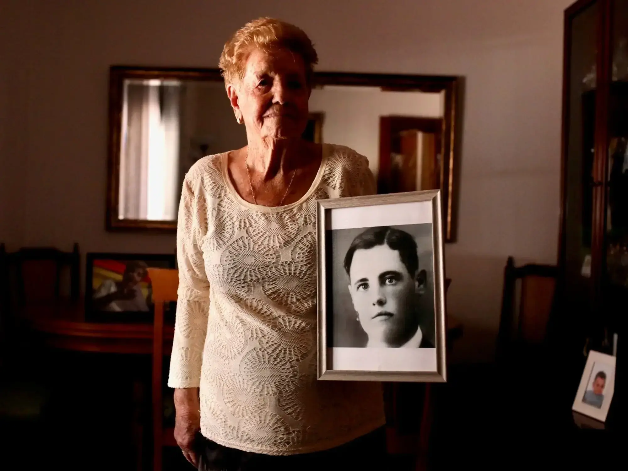 Benita Navacerrada en su casa con la foto de su padre, Facundo.