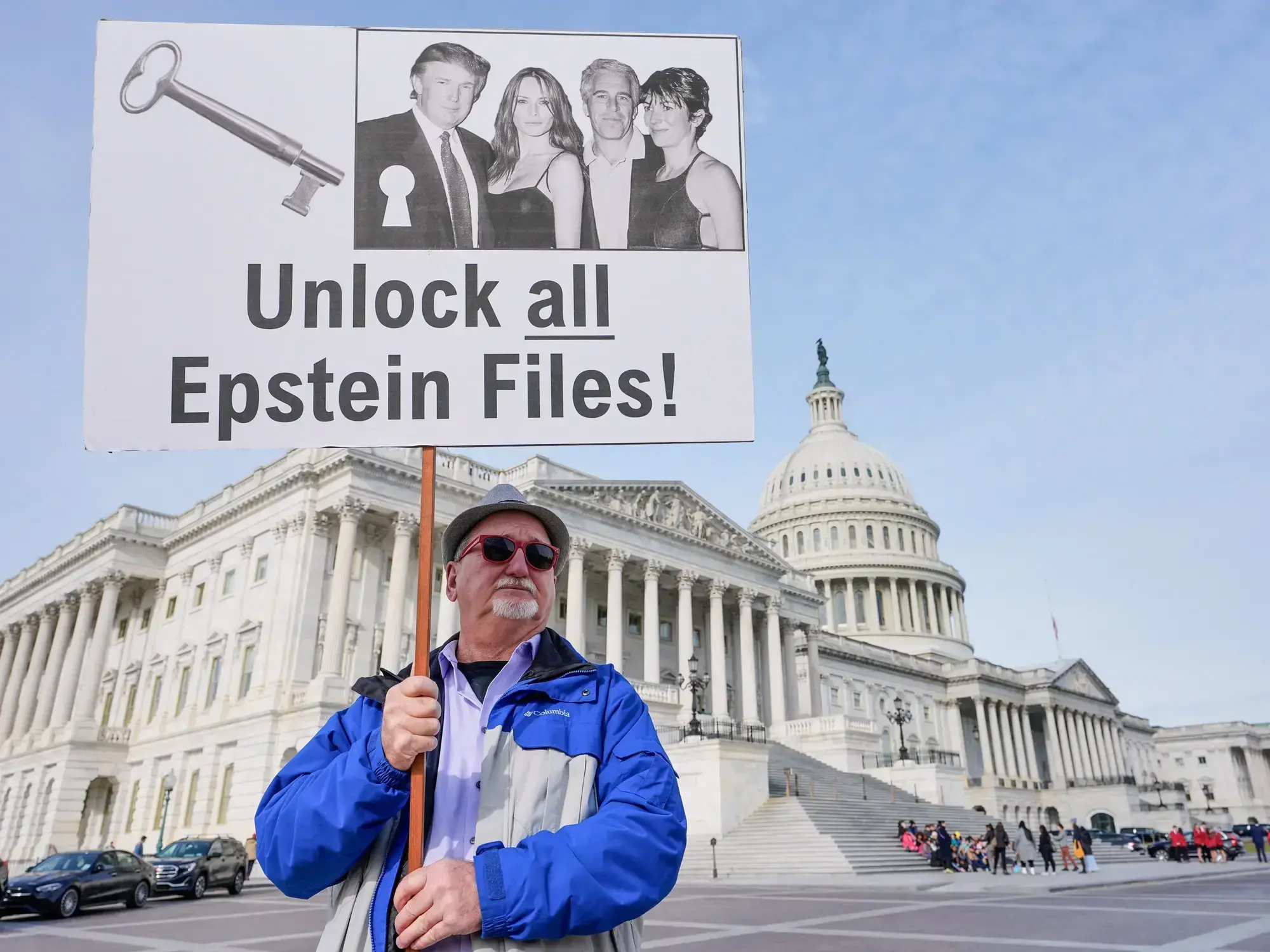 Manifestante con cartel pidiendo la liberación de los archivos de Epstein frente al Capitolio
