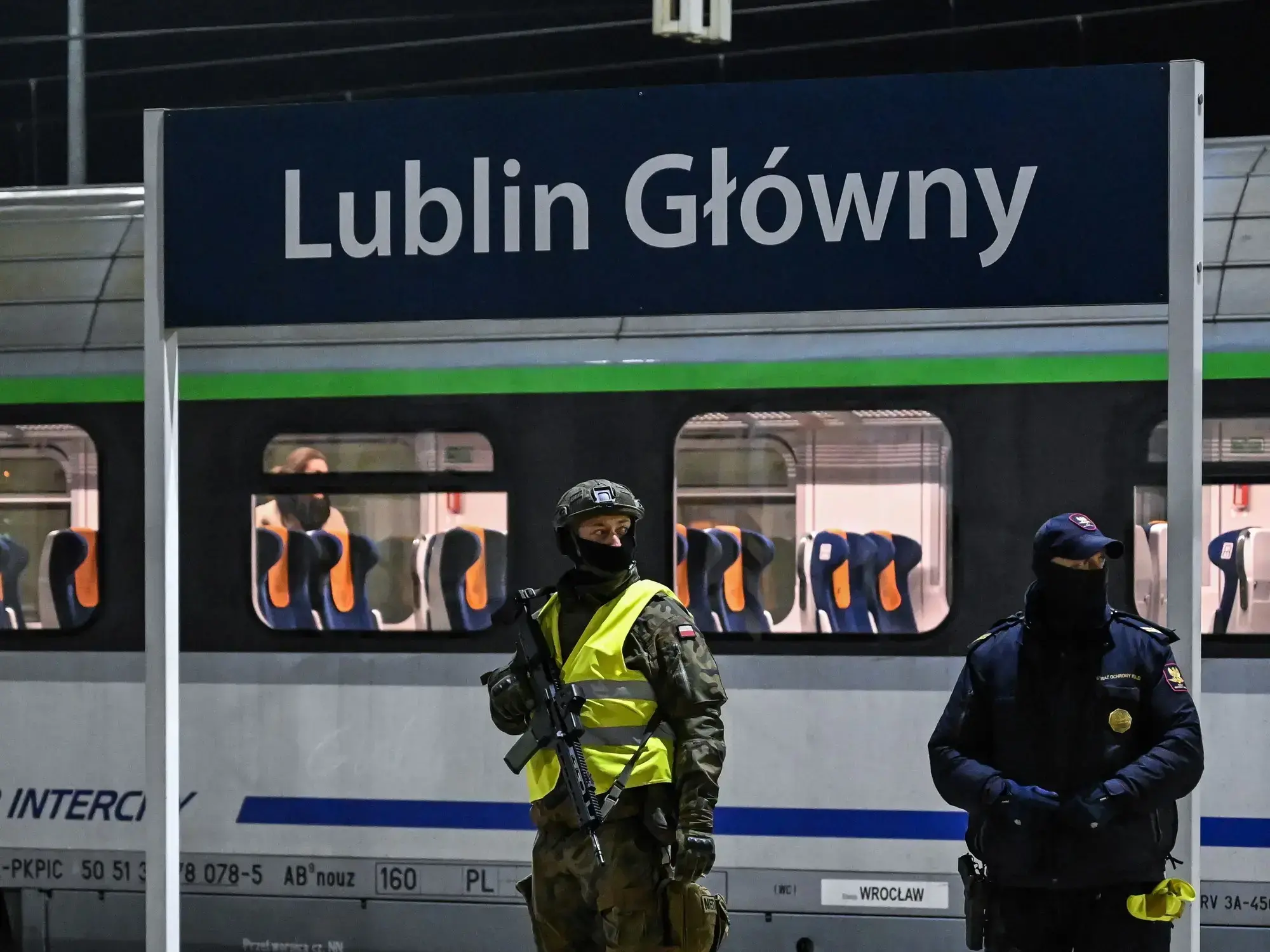Agentes de seguridad patrullan la estación de tren de Lublin tras el sabotaje.