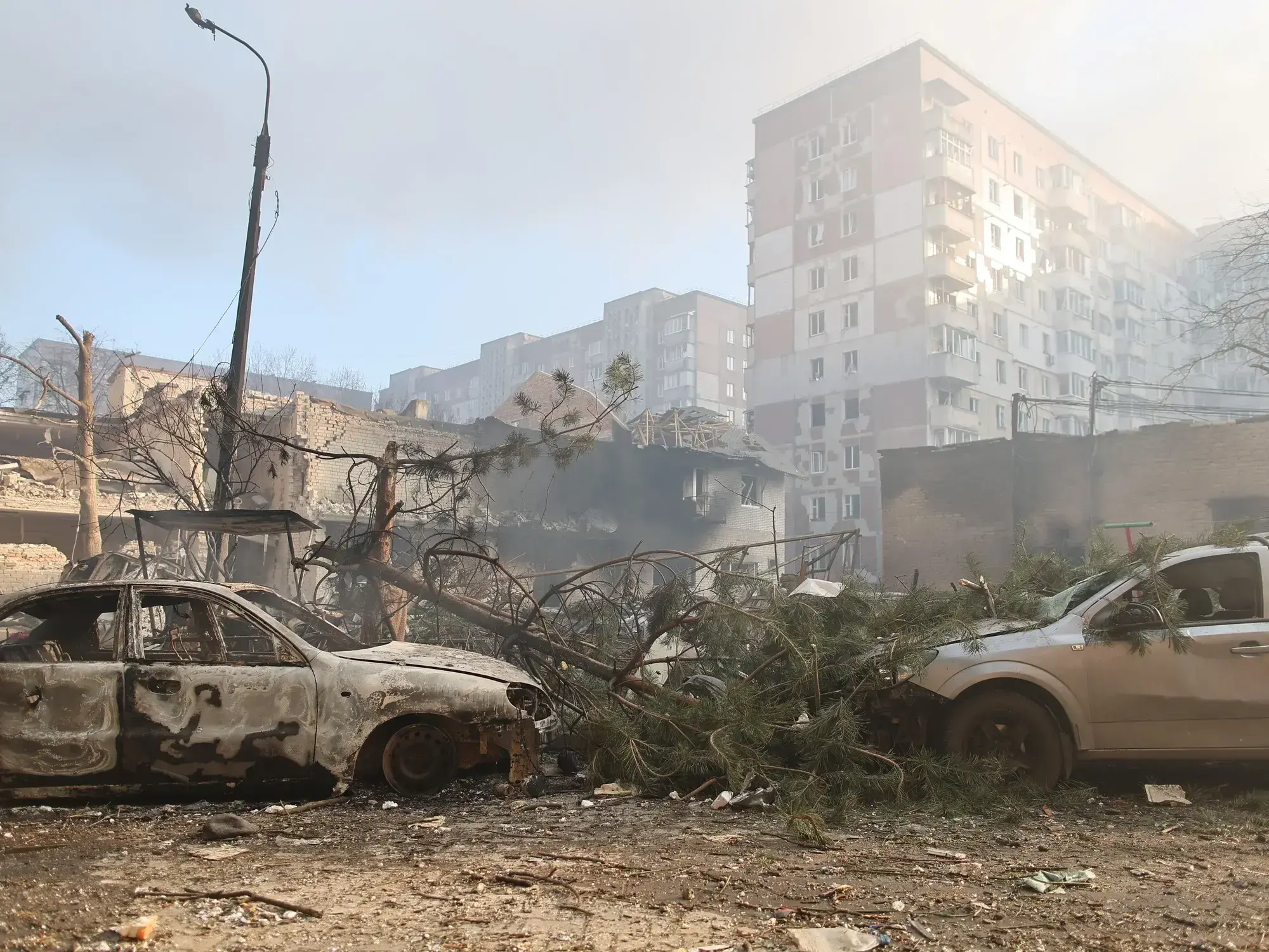 Autos quemados y edificios dañados por un ataque de Rusia en Ternopil, Ucrania