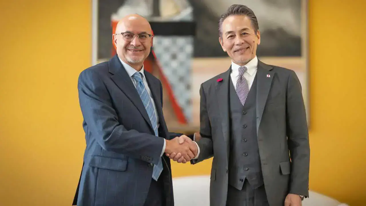 El ministro de la Presidencia, José Luis Lupo, y el embajador de Japón en Bolivia, Onomura Hiroshi, durante su encuentro en C