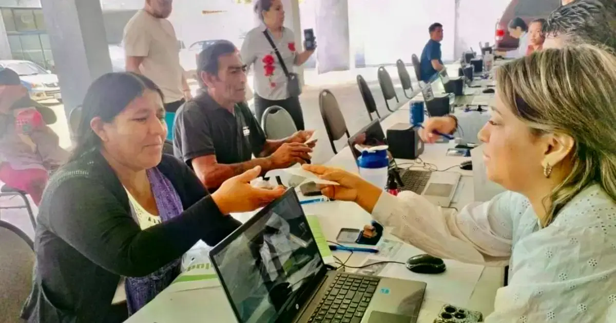 TED Santa Cruz entrega uno de los 25.271 certificados de exención de sufragio