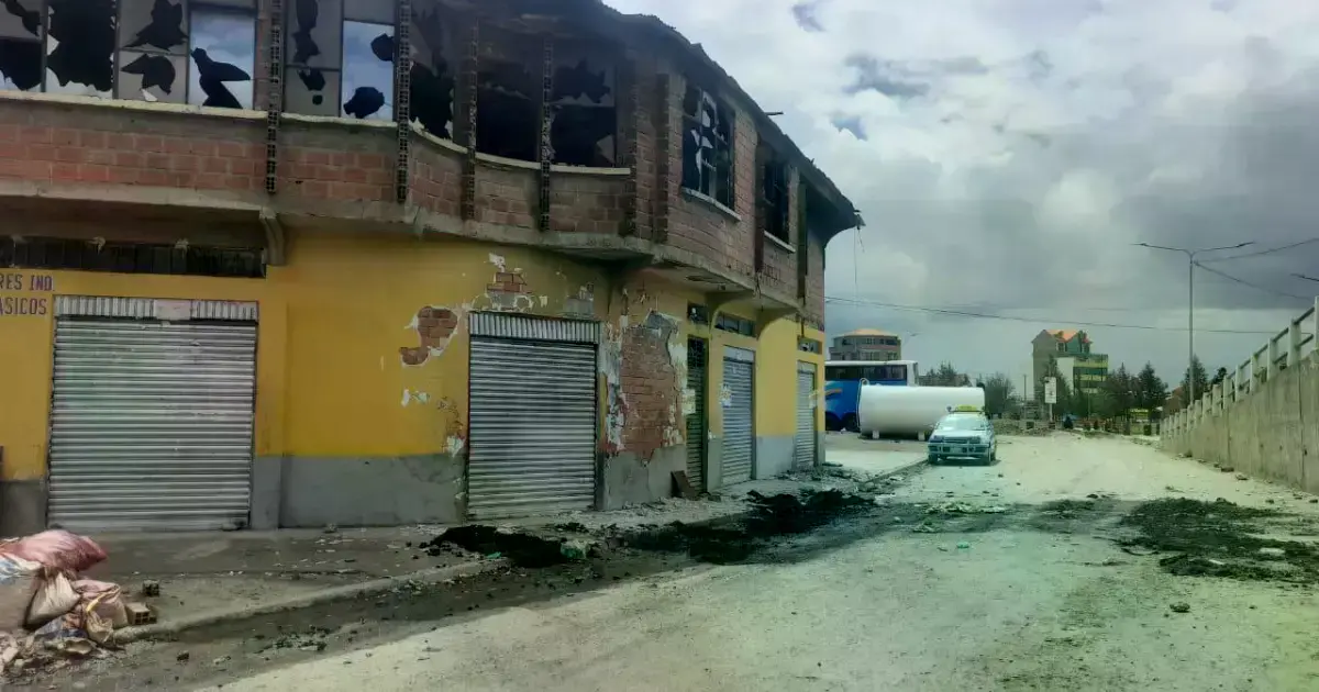 La vivienda terminó con los vidrios rotos