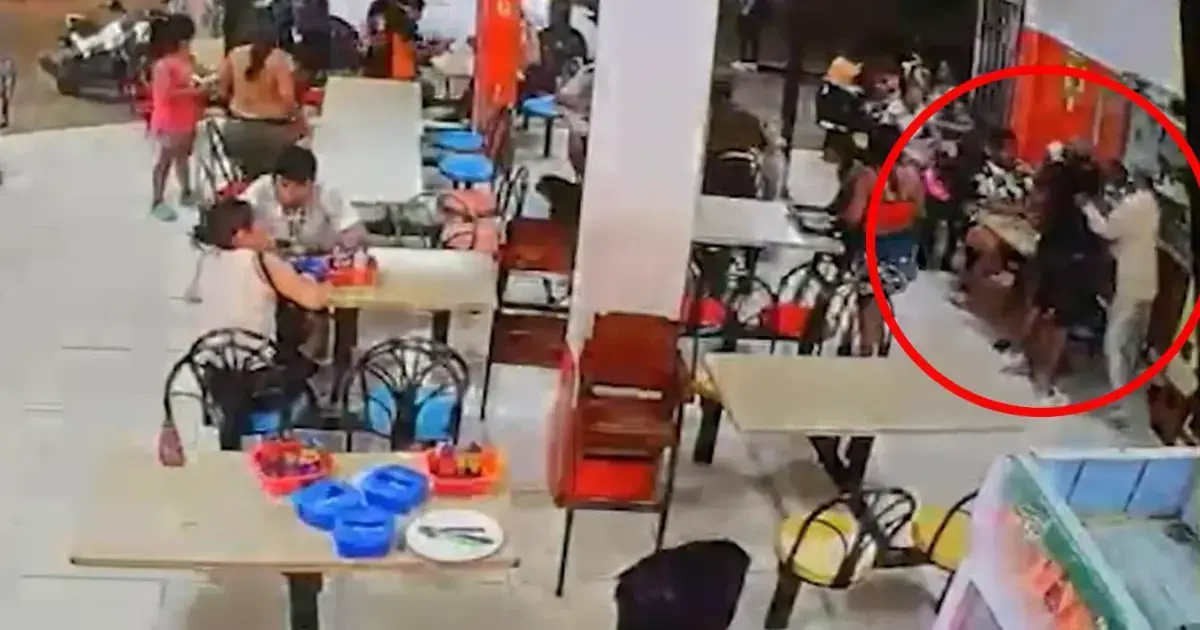 Fotograma de la cámara de seguridad que muestra el forcejeo dentro del restaurante.