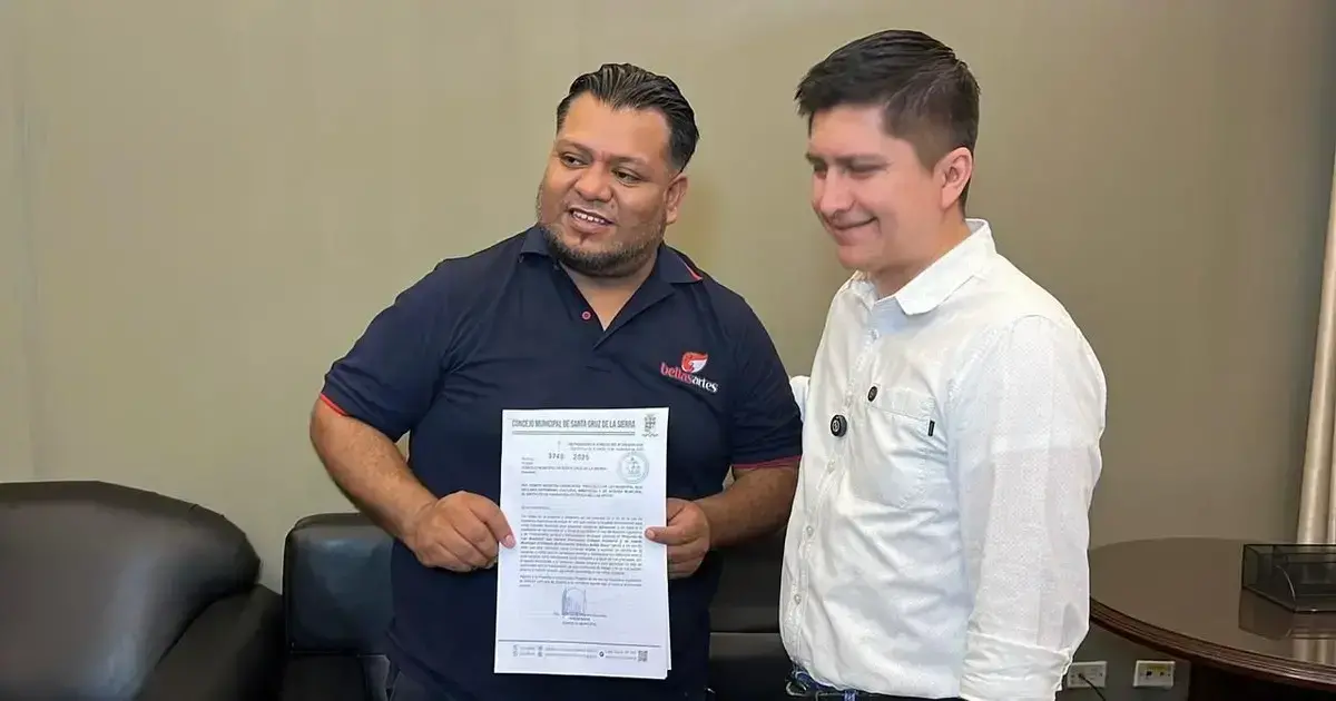 El rector de Bellas Artes, Álvaro Yana, recibe el proyecto de ley del concejal Juan Carlos Medrano.