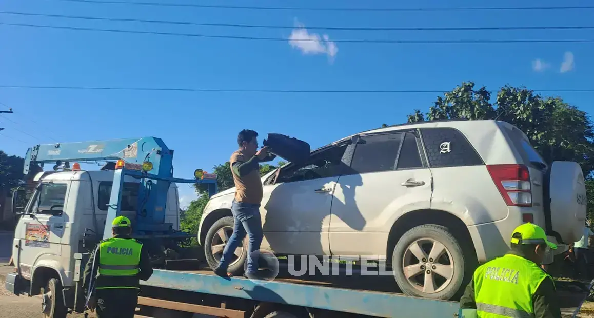 Vehículo blanco volcado en el séptimo anillo de Santa Cruz.