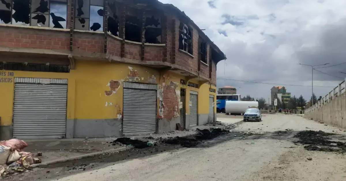La vivienda terminó con los vidrios rotos