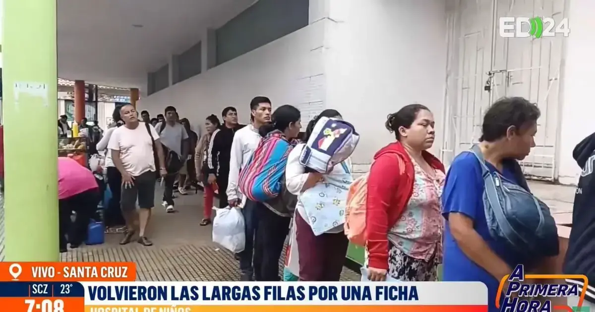Familiares forman fila para atención pediátrica en Hospital de Niños