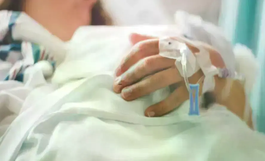 La adolescente está hospitalizada