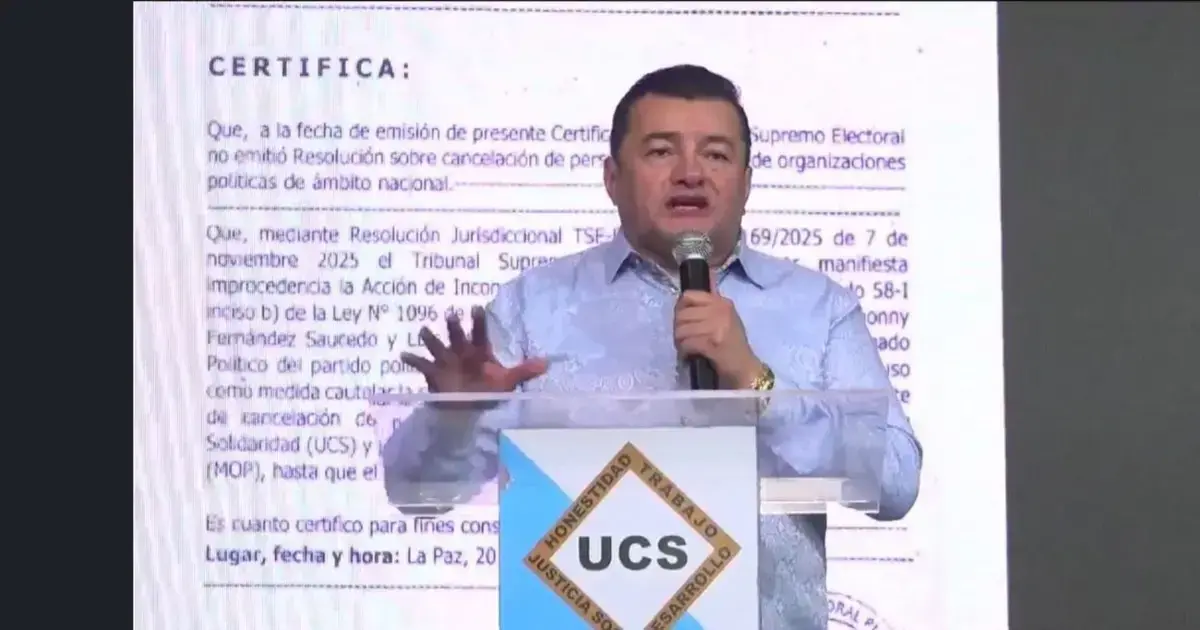 Jhonny Fernández muestra el documento del TSE
