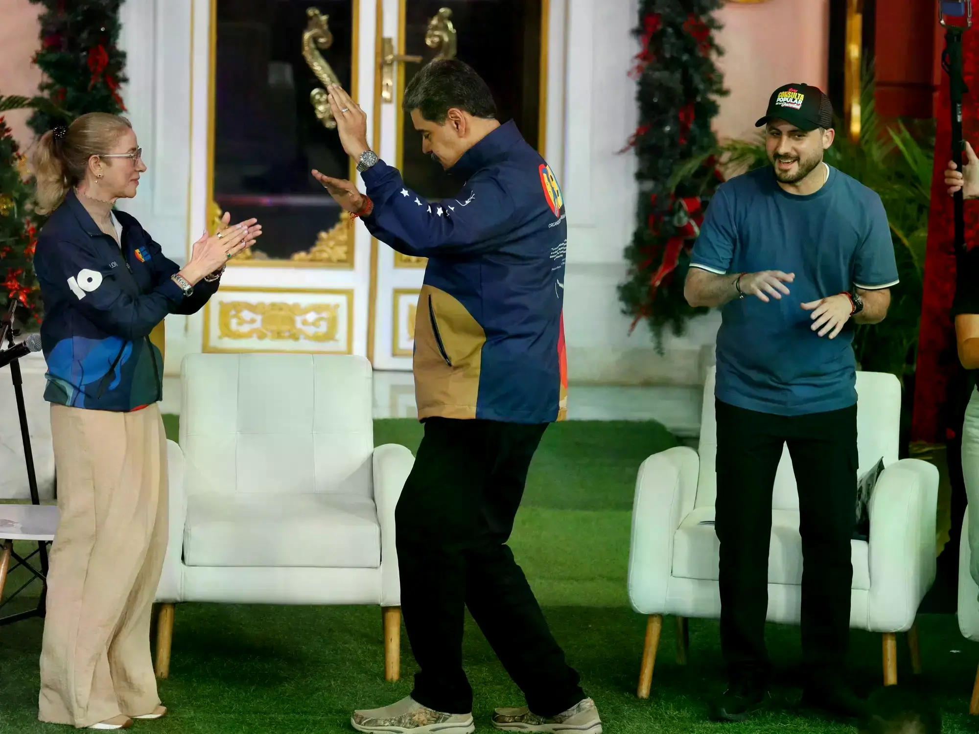 Maduro baila durante el acto por el Día del Estudiante en Miraflores