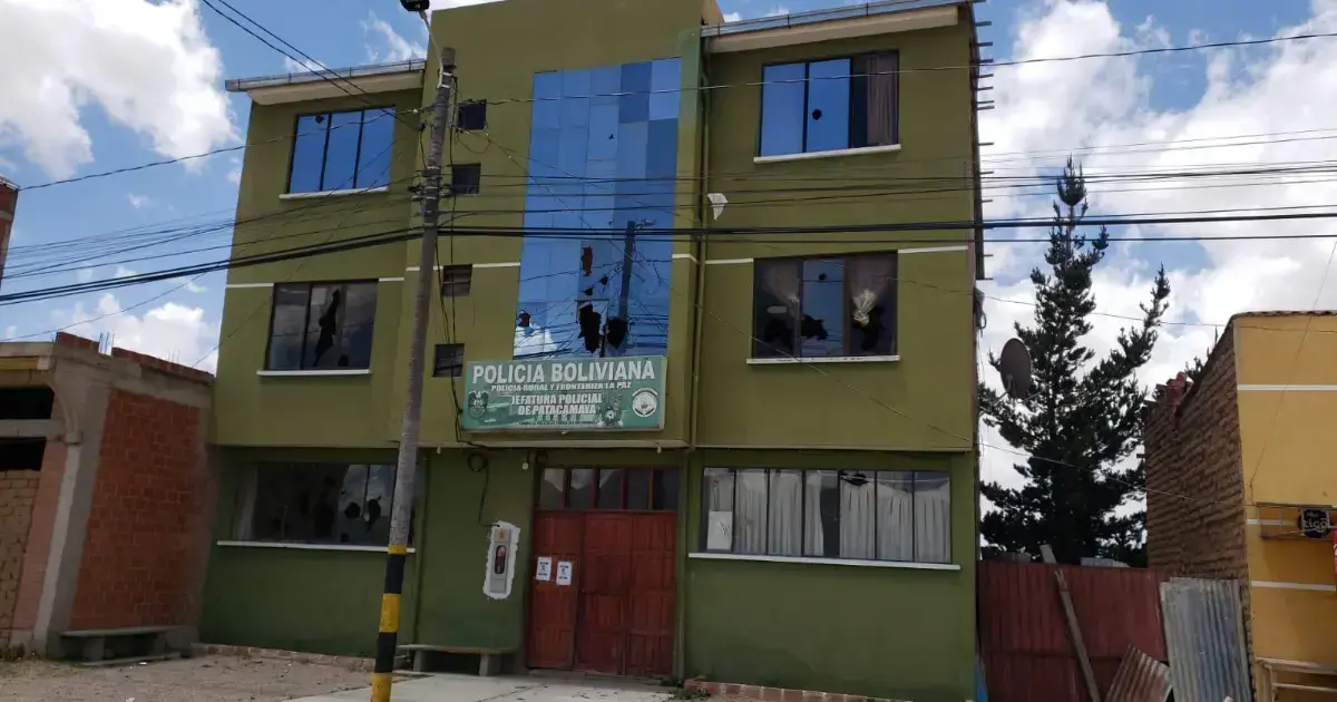Comando Regional de la Policía Boliviana en Patacamaya tras el ataque.