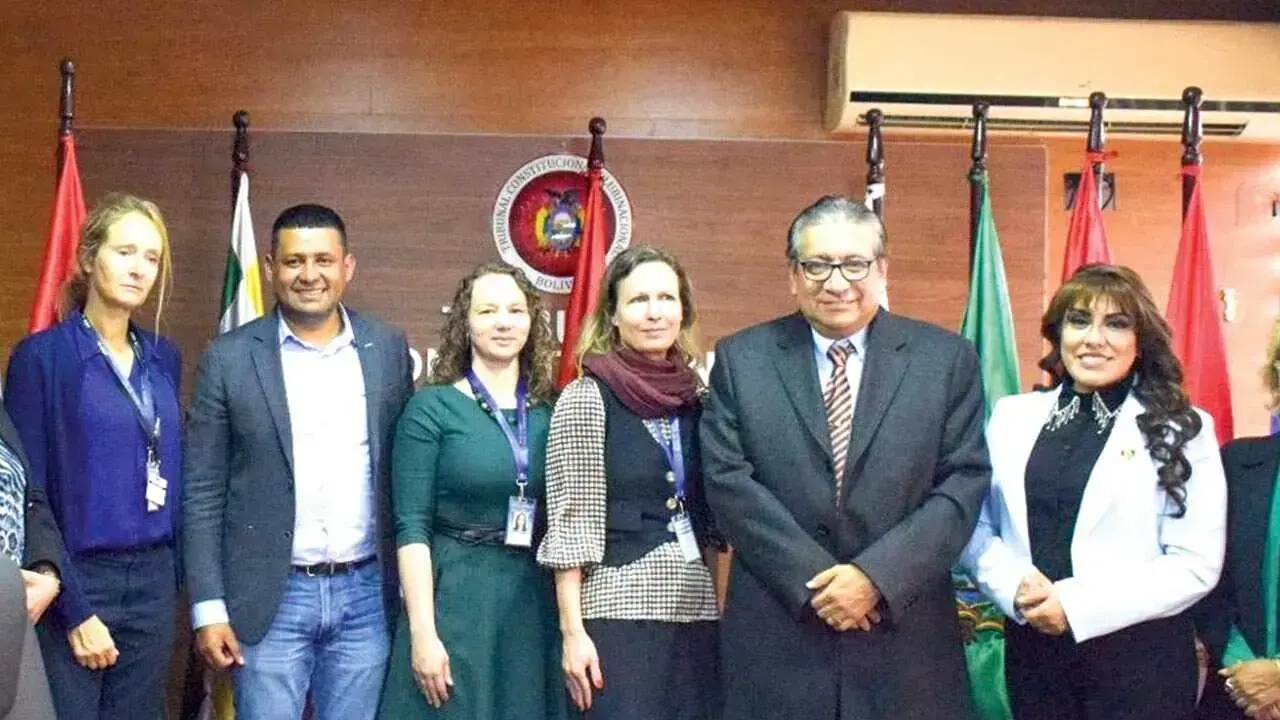 Magistrados del TCP, junto a la misión de la UE.