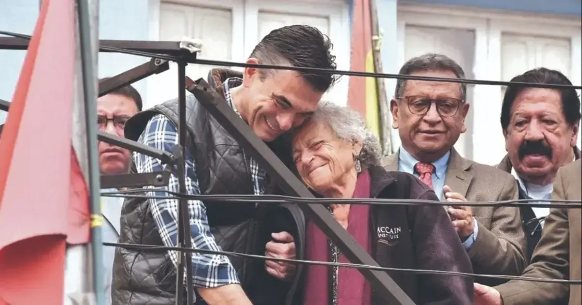El presidente Rodrigo Paz celebra con la presidenta de la Apdhb, Amparo Carvajal, la restitución de la Casa de los Derechos H