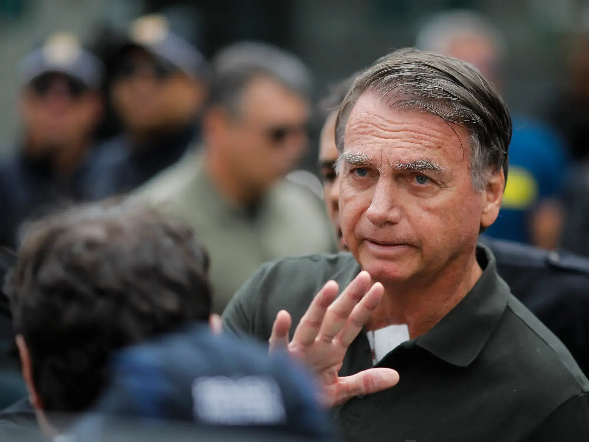 Jair Bolsonaro fue visto el viernes en la puerta de su casa.