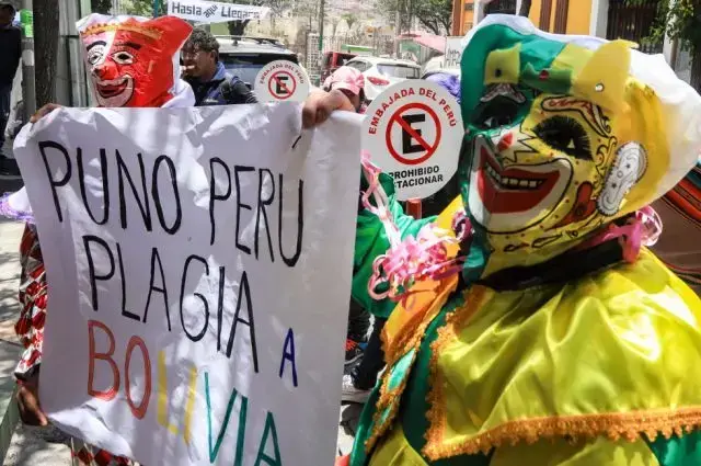 Una persona con disfraz de Pepino se manifiesta este lunes, en La Paz.