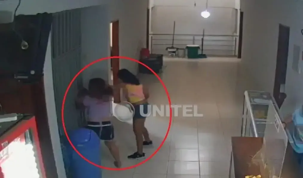 El momento del ataque a la periodista.