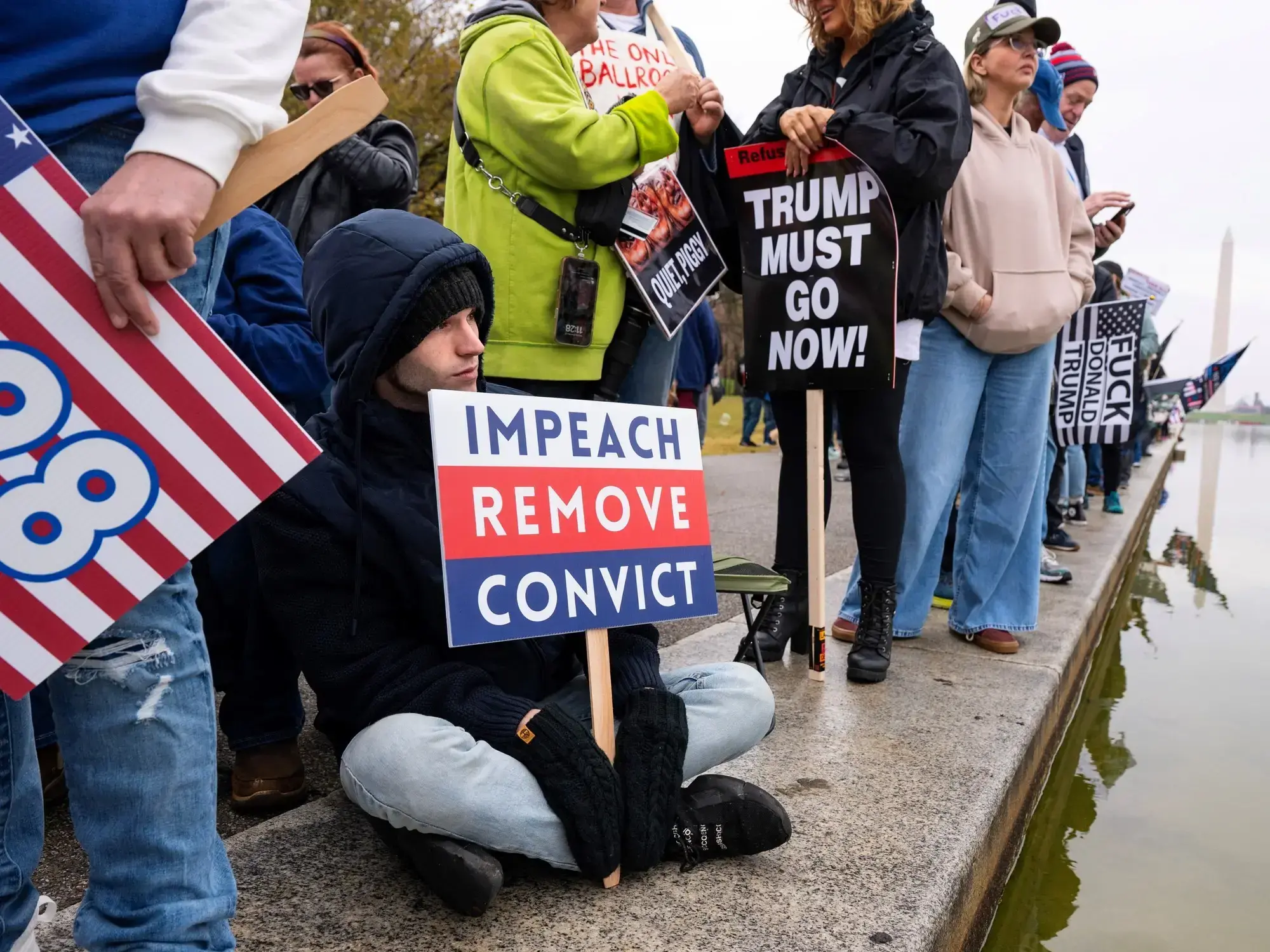 Carteles contra Donald Trump en una protesta en el centro de Washington
