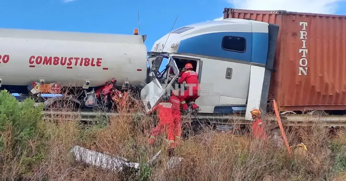 Bomberos trabajan para rescatar al conductor