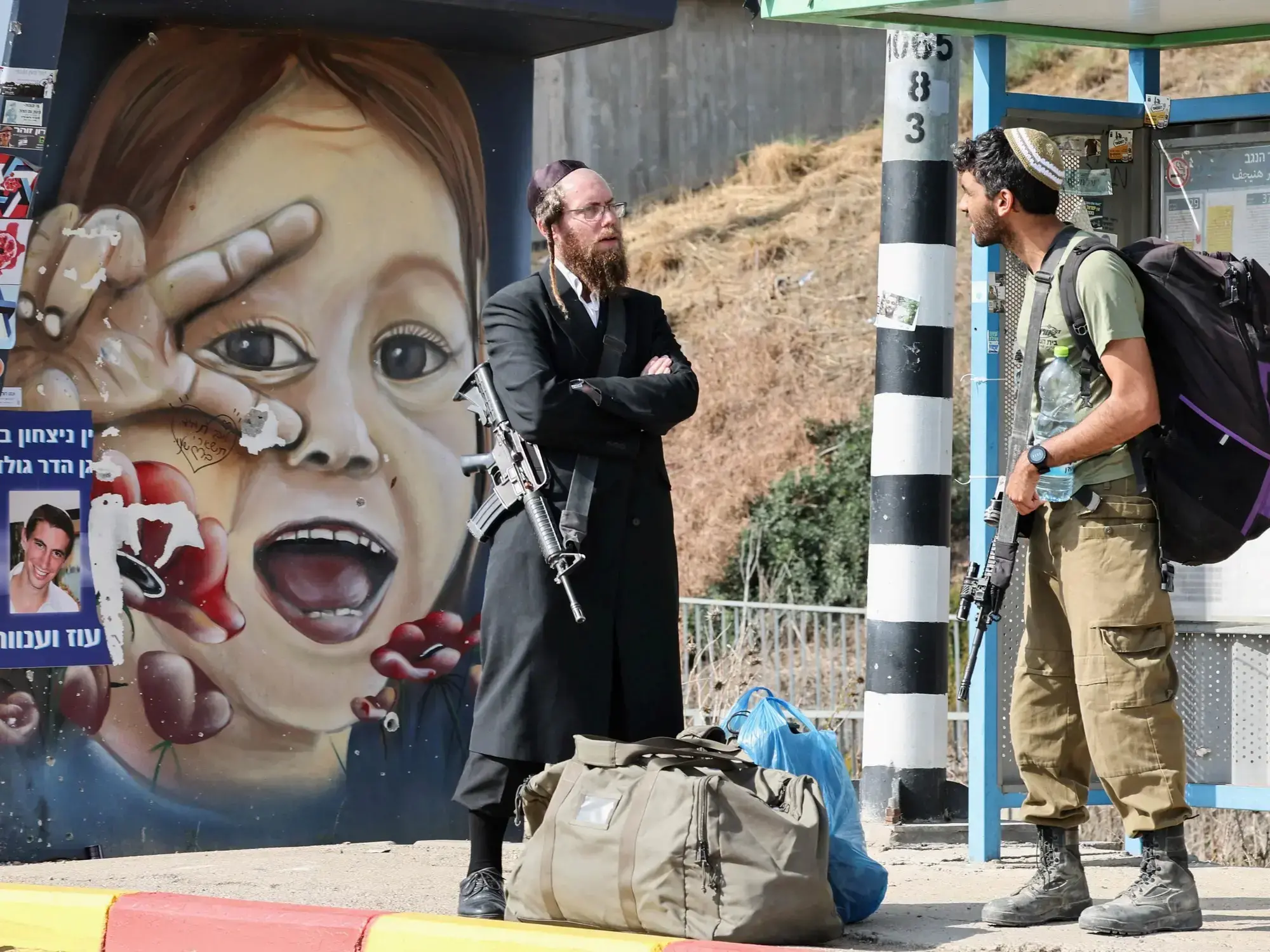 Un ortodoxo hace guardia cerca de la frontera con Gaza al sur de Israel tras el cese de fuego con Hamas